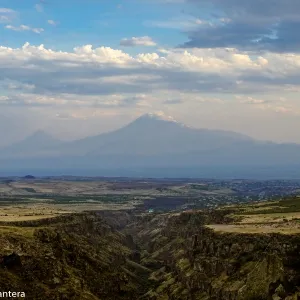 Dwa Araraty górujące nad zapadliskiem