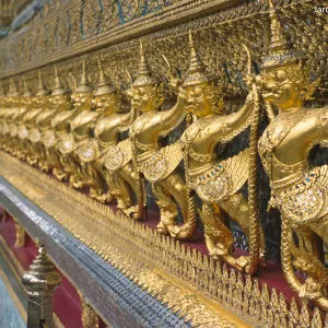 Bangkok. Świątynia Szmaragdowego Buddy (Wat Phra Keo). Rząd Garudów na głównym sanktuarium