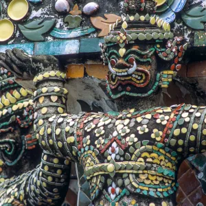 Bangkok. Świątynia Wat Arun. Figury jakszów