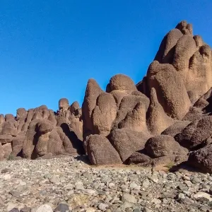 niesamowite formacje skalne w wąwozie Tislit