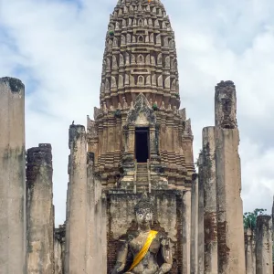 Chalieng. Świątynia Phra Si Ratana Mahathat z wieżą w stylu khmerskim)
