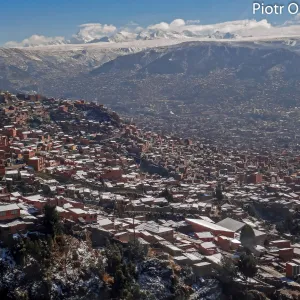 Widok na ośnieżone La Paz, Boliwia