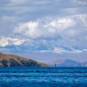 Jezioro Titicaca z ośnieżonymi Andami w tle, Boliwia