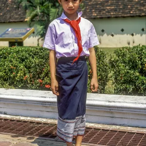 Dziewczynka laotańska z Vientiane w stroju szkolnym