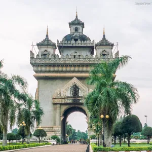 Vientiane. Łuk triumfalny Patuxai w centrum stolicy. Pora letniego monsunu