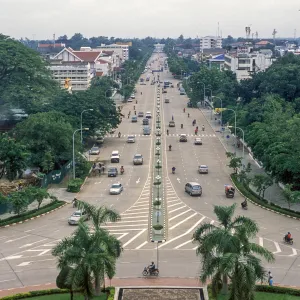 Vientiane. Aleja Lane Xang - główna ulica w centrum stolicy. Pora letniego monsunu