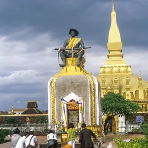 Vientiane. Pomnik króla Settatirath'a. W tle stupa That Luang