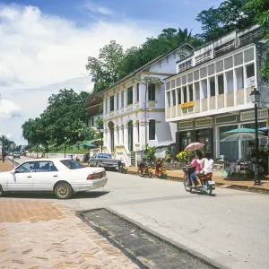 Luang Prabang. Ulica w dawnej kolonialnej dzielnicy miasta. Pora letniego monsunu