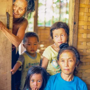 Rodzina z plemienia Meo (Hmong) z okolic Nong Khiaw