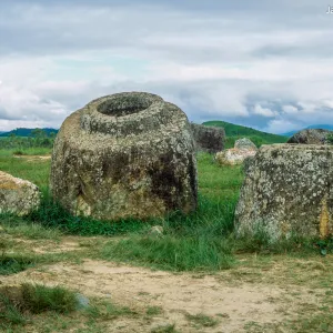 Równina Dzbanów (Plain of Jarres). Megalityczne kamienne naczynia