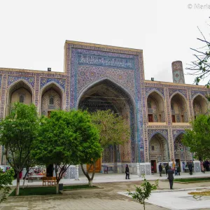 Na dziedzińcu medresy, Samarkanda, Uzbekistan