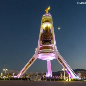 Pomnik Turkmenbaszy - trójnóżka, Turkmenistan